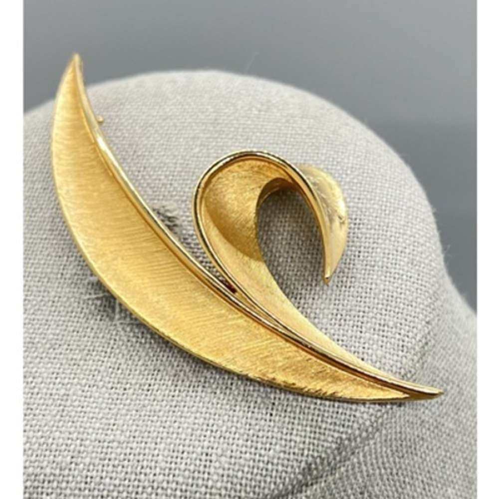 Vintage Trifari Mark Brooch Gold Tone‎ Mid Century Modern Swoop Pin Signed